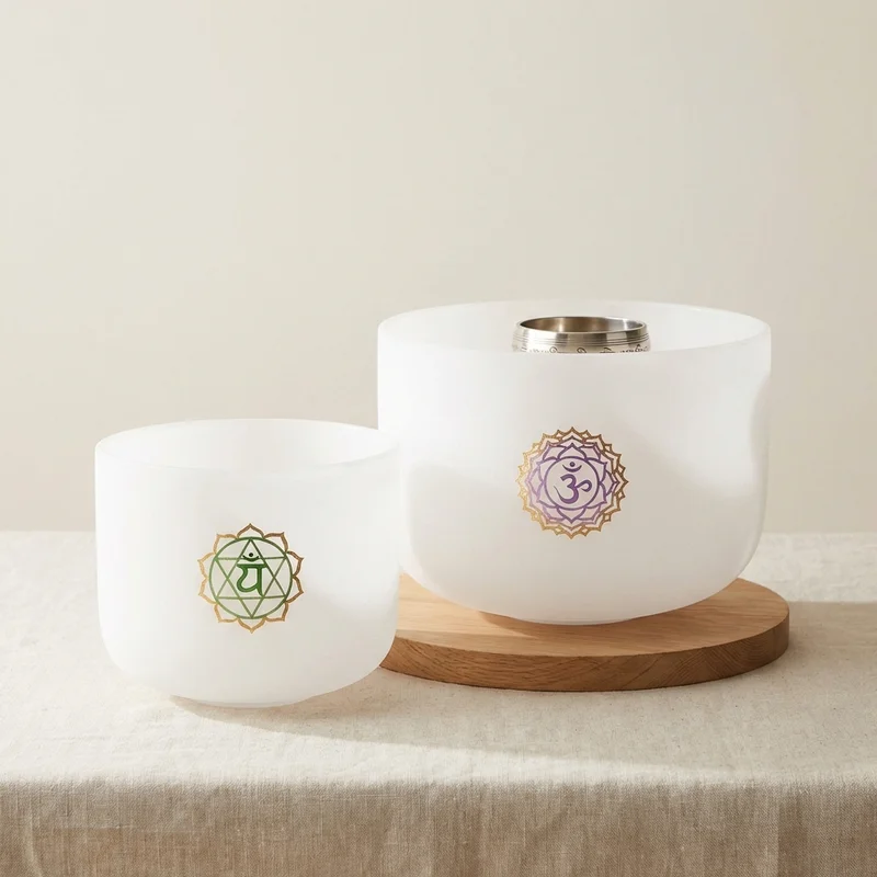 Dwie Kryształowe Misy Dźwiękowe — Zestaw Prezentowy Czakra Serca i Korony z Pałkami - 1