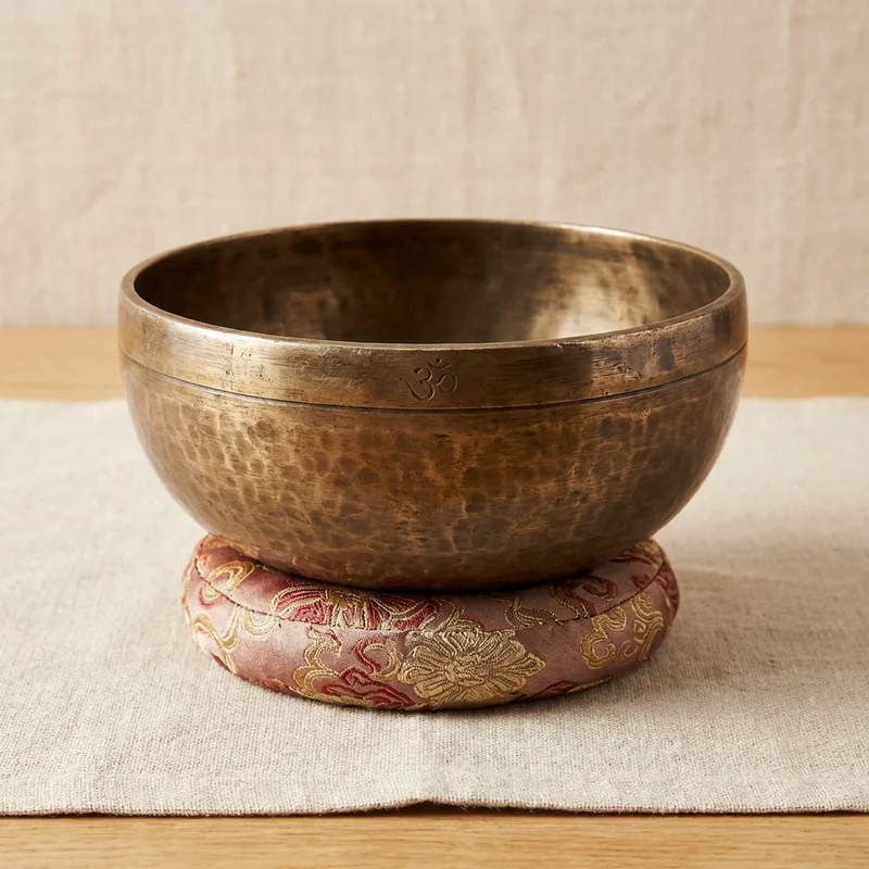 Antyczna ręcznie kuta misa tybetańska — 18 cm z grawerem Om - 1